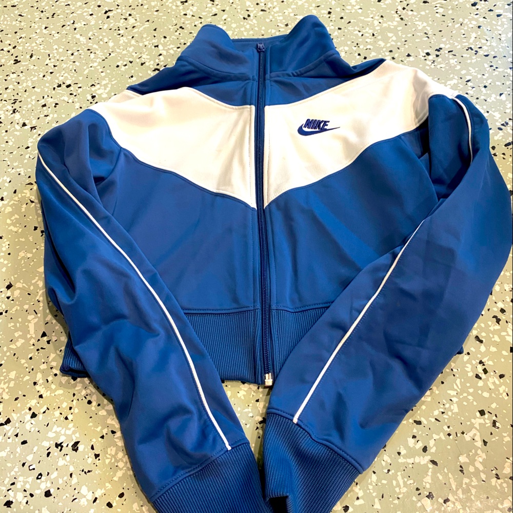 Nike cropped zip up jacket.